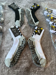 Medias Antideslizantes Qiling Negras - Lírico Showroom - Tienda Online de Fútbol 