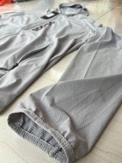 Campera Rompeviento Adidas WIND.RDY Gris - tienda online