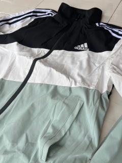 Campera Rompeviento Adidas Forrada Negro/Blanco/VerdeAgua en internet