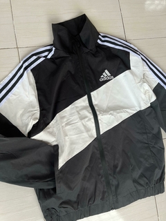 Campera Rompeviento Adidas Forrada Negro/Blanco/Gris en internet