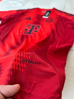 Camiseta Adidas del Bayern Múnich Titular 2024/25 - Lírico Showroom - Tienda Online de Fútbol 