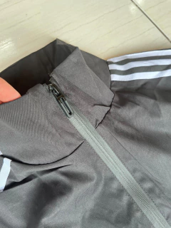 Campera Rompeviento Adidas Forrada Negro/Blanco/Gris - tienda online