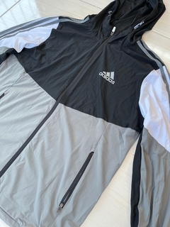 Campera Rompeviento Adidas NegroArriba/GrisAbajo en internet