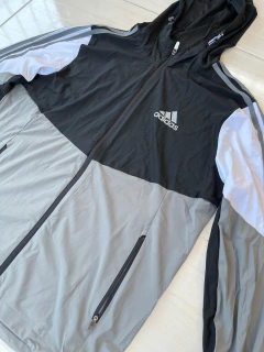 Campera Rompeviento Adidas NegroArriba/GrisAbajo en internet