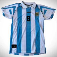 Camiseta Adidas de la selección argentina, modelo titular de Riquelme, temporada 1996/97, con rayas celestes y blancas y el número 8.