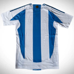 Camiseta de fútbol Adidas de Argentina, versión titular 2024/25, con franjas verticales celestes y blancas.