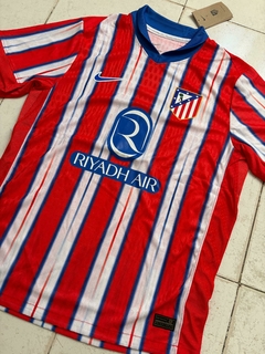 Camiseta Versión Jugador Nike del Atlético de Madrid Titular Griezmann 2024/25 - Lírico Showroom - Tienda Online de Fútbol 