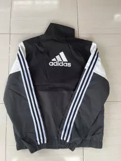 Imagen de Campera Rompeviento Adidas Forrada Negro/Blanco/Gris