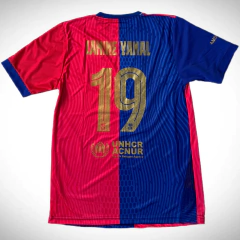 Camiseta titular del FC Barcelona, modelo 2024/25, con el nombre de Lamine Yamal y el número 19 en dorado.