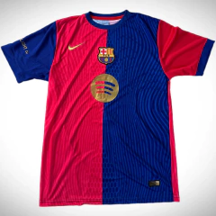 Camiseta titular del FC Barcelona 2024/25, modelo Lamine Yamal, con diseño en colores rojo y azul, logo de Nike y patrocinador Spotify.