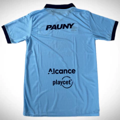 Camiseta de fútbol Umbro de Belgrano, modelo titular 2024/25, color celeste con detalles en el cuello y patrocinadores visibles en la parte posterior.
