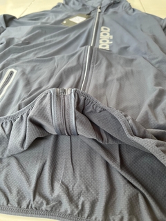 Imagen de Campera Rompeviento Adidas WIND.RDY Azul/Gris