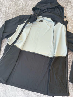 Campera Impermeable Nike Negra en internet