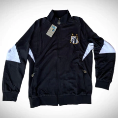 Campera importada de Santos, color negro con detalles en blanco, ideal para el invierno y para aficionados al fútbol.