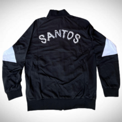 Campera importada de color negro con el nombre "Santos" en la espalda y detalles en las mangas.