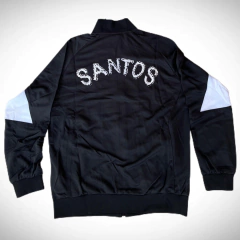 Campera importada de color negro con el nombre "Santos" en la espalda y detalles en las mangas.