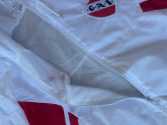 Imagen de Campera Rompeviento Puma de Independiente Blanco con Rojo