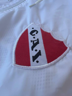 Campera Rompeviento Puma de Independiente Blanco con Rojo - Lírico Showroom - Tienda Online de Fútbol 