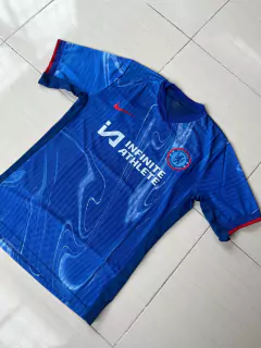Camiseta Nike del Chelsea Titular Enzo Fernández Escudo Rojo 2024/25 - Lírico Showroom - Tienda Online de Fútbol 