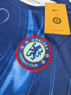 Camiseta Nike del Chelsea Titular Escudo Rojo con Sponsor 2024/25 - Lírico Showroom - Tienda Online de Fútbol 