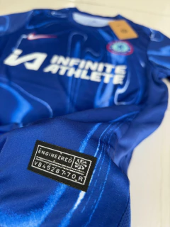 Imagen de Camiseta Nike del Chelsea Titular Escudo Rojo con Sponsor 2024/25