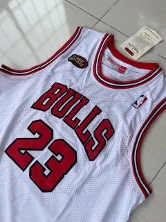 Musculosa NBA Chicago Bulls Edition White de Michael Jordan Número 23 1997/98 - comprar online