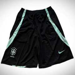 Short de fútbol importado Nike de Brasil, color negro con detalles en verde claro y el escudo de la selección en la parte inferior.