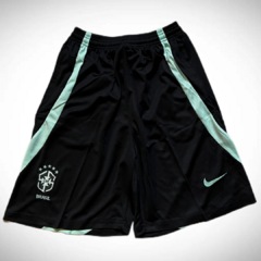 Shorts de entrenamiento Nike de Brasil, color negro con detalles en verde claro, con el escudo de la CBF y la marca Nike.