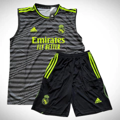 Conjunto de entrenamiento del Real Madrid 2022/23, incluye musculosa sin mangas y short negro con detalles en verde neón.