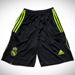 Shorts de entrenamiento del Real Madrid 2022/23, color negro con detalles en verde fluorescente y logotipos de Adidas y del club.