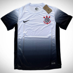 Camiseta titular del Corinthians 2024/25, blanca con detalles en negro y logo del club.