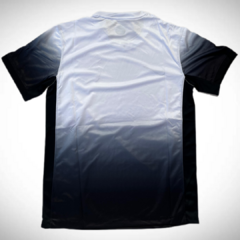 Camiseta de fútbol Nike del Corinthians, vista posterior, con diseño degradado en blanco y negro.