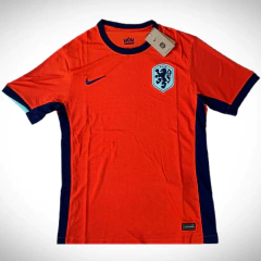 Camiseta titular de fútbol de Nike de Holanda para la temporada 2024/25, color naranja con detalles en azul marino y escudo del equipo.