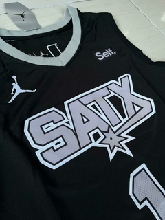 Imagen de Musculosa NBA Jordan San Antonio Spurs de Victor Wembanyama Número 1 2023/24