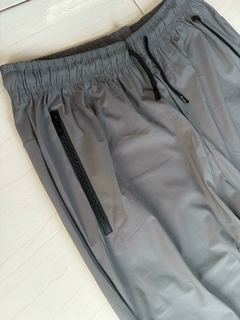 Pantalón Deportivo Nike Dri-FIT Gris