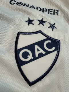 Camiseta Hummel de Quilmes Titular 2025 - Lírico Showroom - Tienda Online de Fútbol 