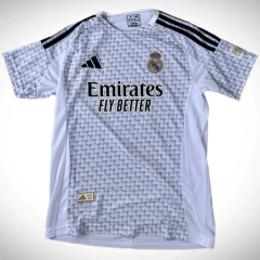 Camiseta titular del Real Madrid 2024/25 de Vinícius Júnior, blanca con detalles en negro y el logo de Adidas.