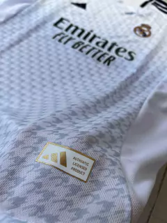 Camiseta Adidas del Real Madrid Titular Vinícius Júnior Sponsor HP 2024/25 - Lírico Showroom - Tienda Online de Fútbol 