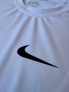 Remera Deportiva Nike Tela Dry Fit Blanca - Lírico Showroom - Tienda Online de Fútbol 