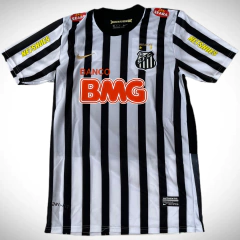 Camiseta alternativa de fútbol del Santos, modelo 2012/13, con rayas blancas y negras, patrocinadores y el logo de Nike.