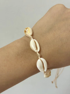 Pulsera de hilo ajustable beige con caracoles - comprar online