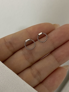 Argolla modelo 858 (0,8 cm) cierre al costado