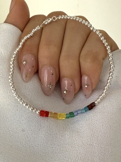 Pulsera bolitas 2mm plateadas y chakras cúbito 18 cm (c/cierre)
