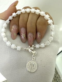 Pulsera cristal cubo blanco y san Benito (cierre marinero)