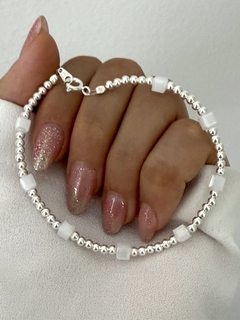 Pulsera bolitas 2mm y cubito blanco (c/cierre)