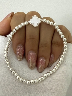 Pulsera trébol blanco bolita 4mm (elastizada)