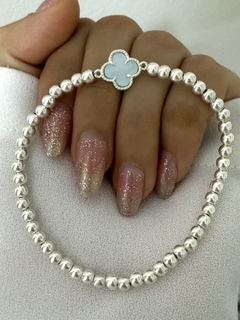Pulsera trébol celeste bolita 4mm (elastizada)