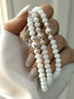 Pulsera cristal blanco y 3 bolitas elastizada