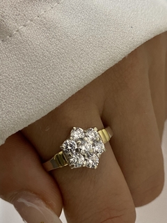 Anillo flor cubic blanco