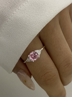 Anillo piedra rosa y cubic